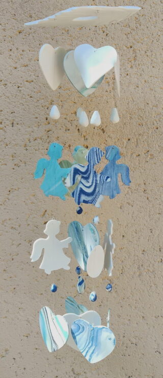 Mobile carillon à vent en porcelaine blanche coloré, pétales coeurs perles anges