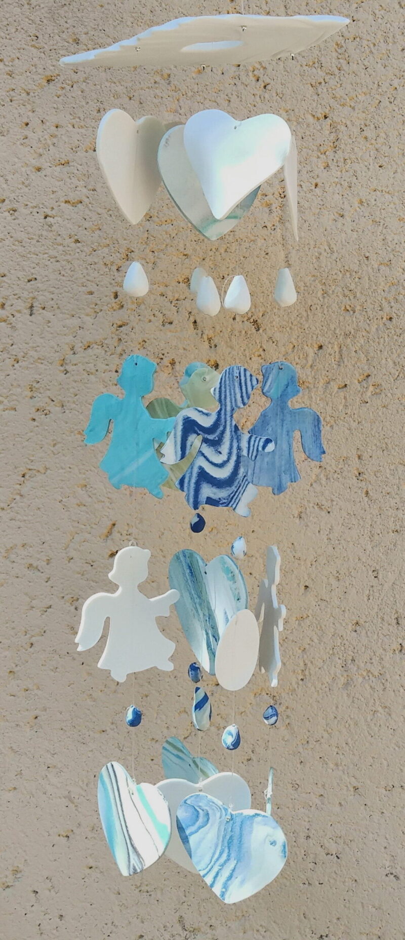 Mobile carillon à vent en porcelaine blanche coloré, pétales coeurs perles anges