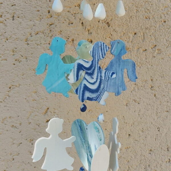 Mobile carillon à vent en porcelaine blanche coloré, pétales coeurs perles anges