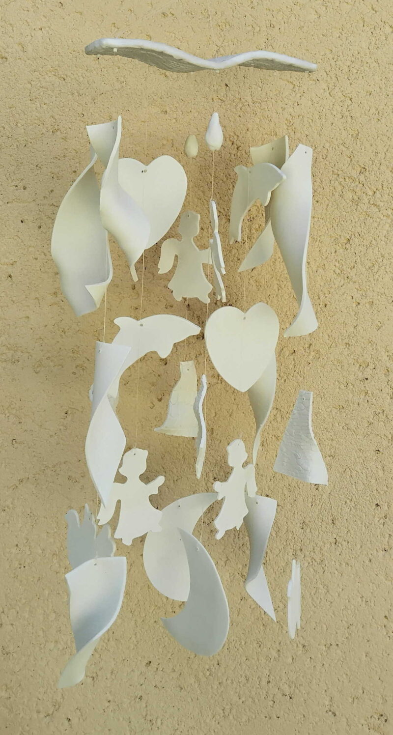 Mobile carillon à vent en porcelaine blanche, pétales coeurs dauphins anges
