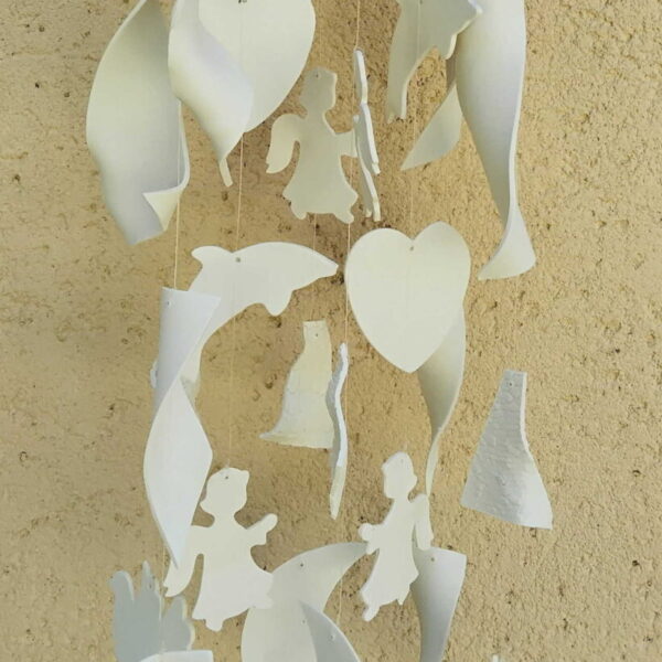 Mobile carillon à vent en porcelaine blanche, pétales coeurs dauphins anges