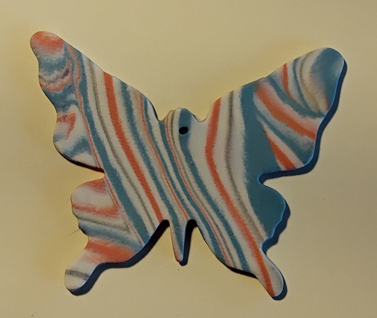 papillon-grand-bleu-caramel-porcelaine Figurine porcelaine papillon bleu, orangé, blanc – Image 1