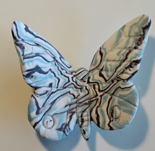 Figurine porcelaine papillon bleu inclusion de couleurs – Image 2