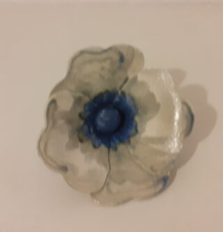 Grande fleur porcelaine pavot bleu grisé, bleu intense