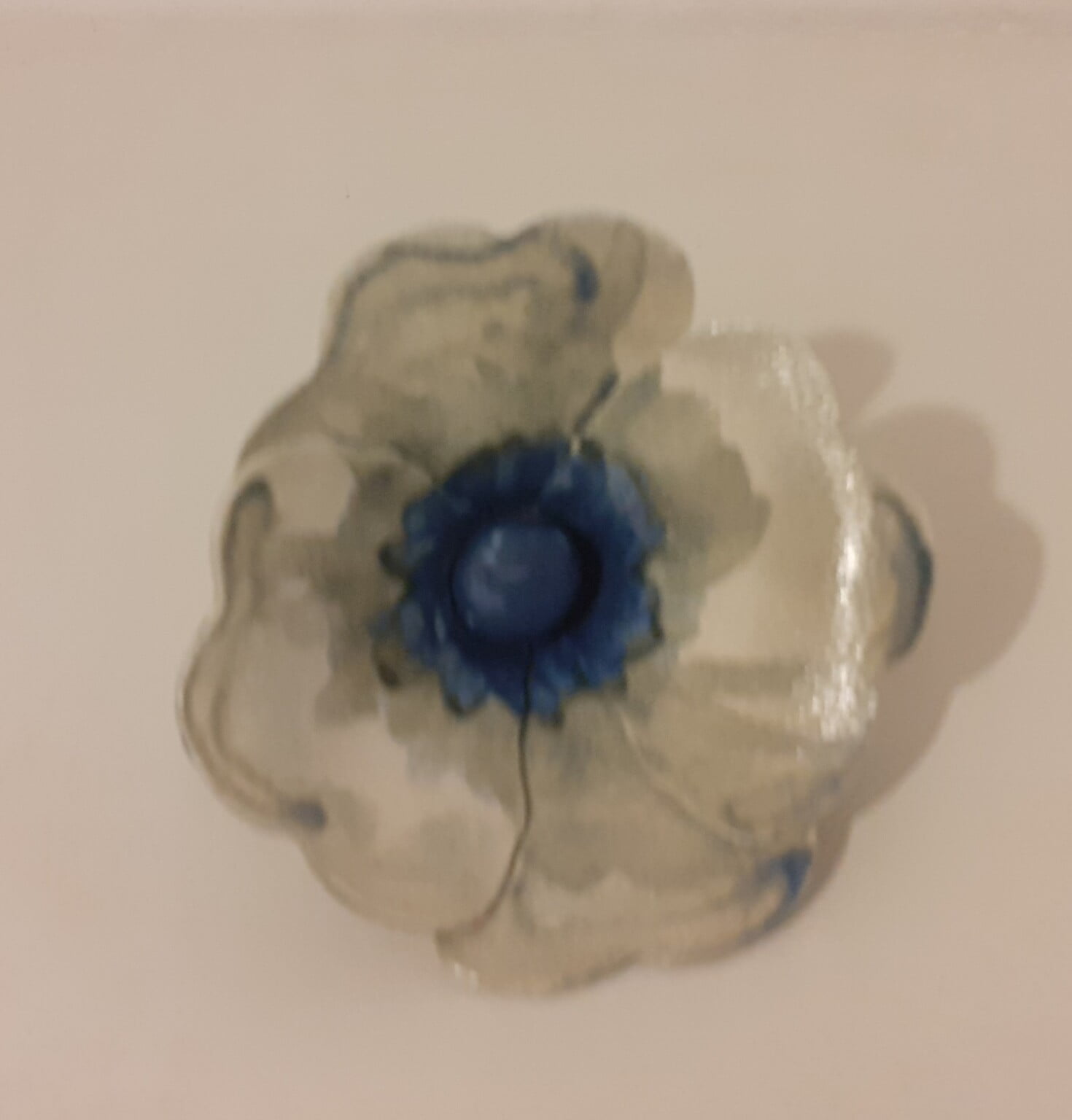 fleur-porcelaine-grande-pavot-blanc-coeur-bleu Grande fleur porcelaine pavot bleu grisé, bleu intense – Image 1