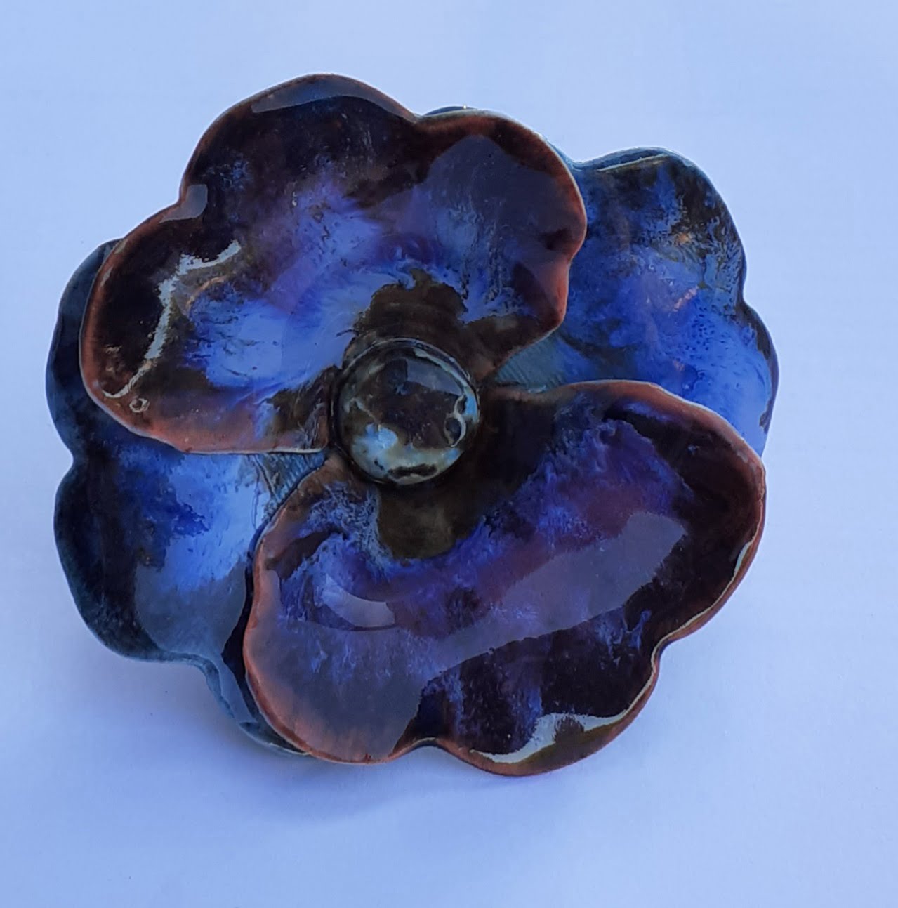fleur-porcelaine-pavot-grande-bleu-violet-noir-sombre Grande fleur porcelaine pavot violet, bleu, noir – Image 1