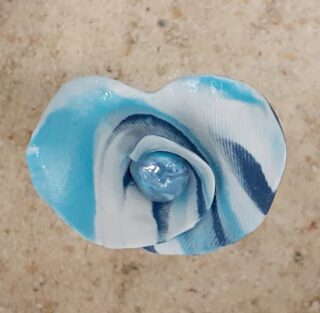Petite fleur porcelaine spiralée ciel, cobalt, blanc – Image 2