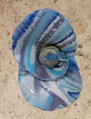 Petite fleur porcelaine spiralée ciel, cobalt, blanc