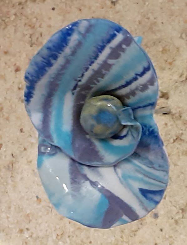 fleur-porcelaine-petite-coeur-ciel-cobalt-blanc-coeur-bleu-2 Petite fleur porcelaine spiralée ciel, cobalt, blanc – Image 1