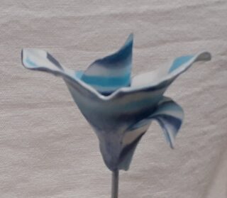 Petite fleur porcelaine spiralée ciel, cobalt, blanc – Image 3