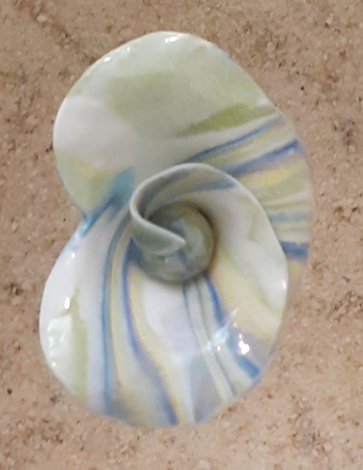 fleur-porcelaine-petite-coeur-pistache-cobalt-blanc-coeur-bleu-1 Petite fleur porcelaine spiralée ciel, pistache, blanc – Image 1