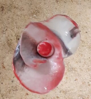 Petite fleur porcelaine spiralée rose, rouge, gris, noir – Image 2