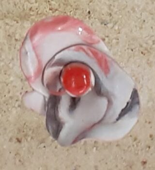 Petite fleur porcelaine spiralée rose, rouge, gris, noir