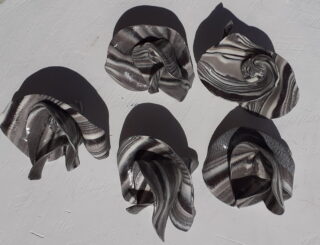 Petite fleur porcelaine spiralée noir, gris et blanc – Image 3