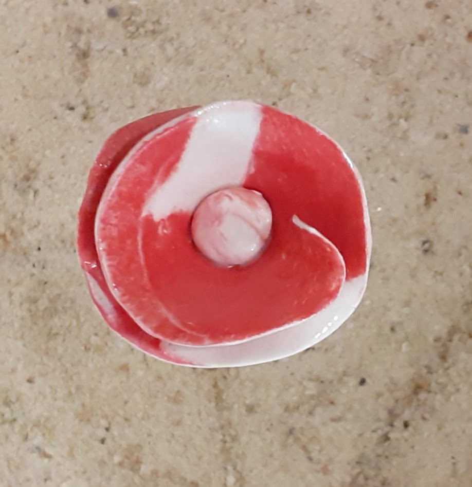 fleur-porcelaine-petite-ronde-rouge-blanc-coeur-rosé-1 Petite fleur porcelaine ronde rouge et blanc – Image 1