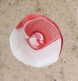 Petite fleur porcelaine ronde rouge et blanc – Image 2