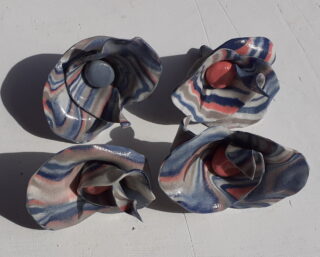 Petite fleur porcelaine spiralée ciel, cobalt, blanc, rose