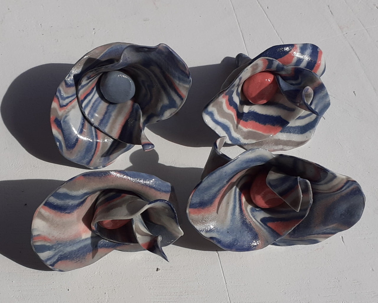 fleur-porcelaine-petite-rose-blanc-bleu-coeur-rose-bleu Petite fleur porcelaine spiralée ciel, cobalt, blanc, rose – Image 1