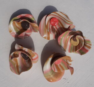 Petite fleur porcelaine spiralée pistache, rose, caramel, blanc