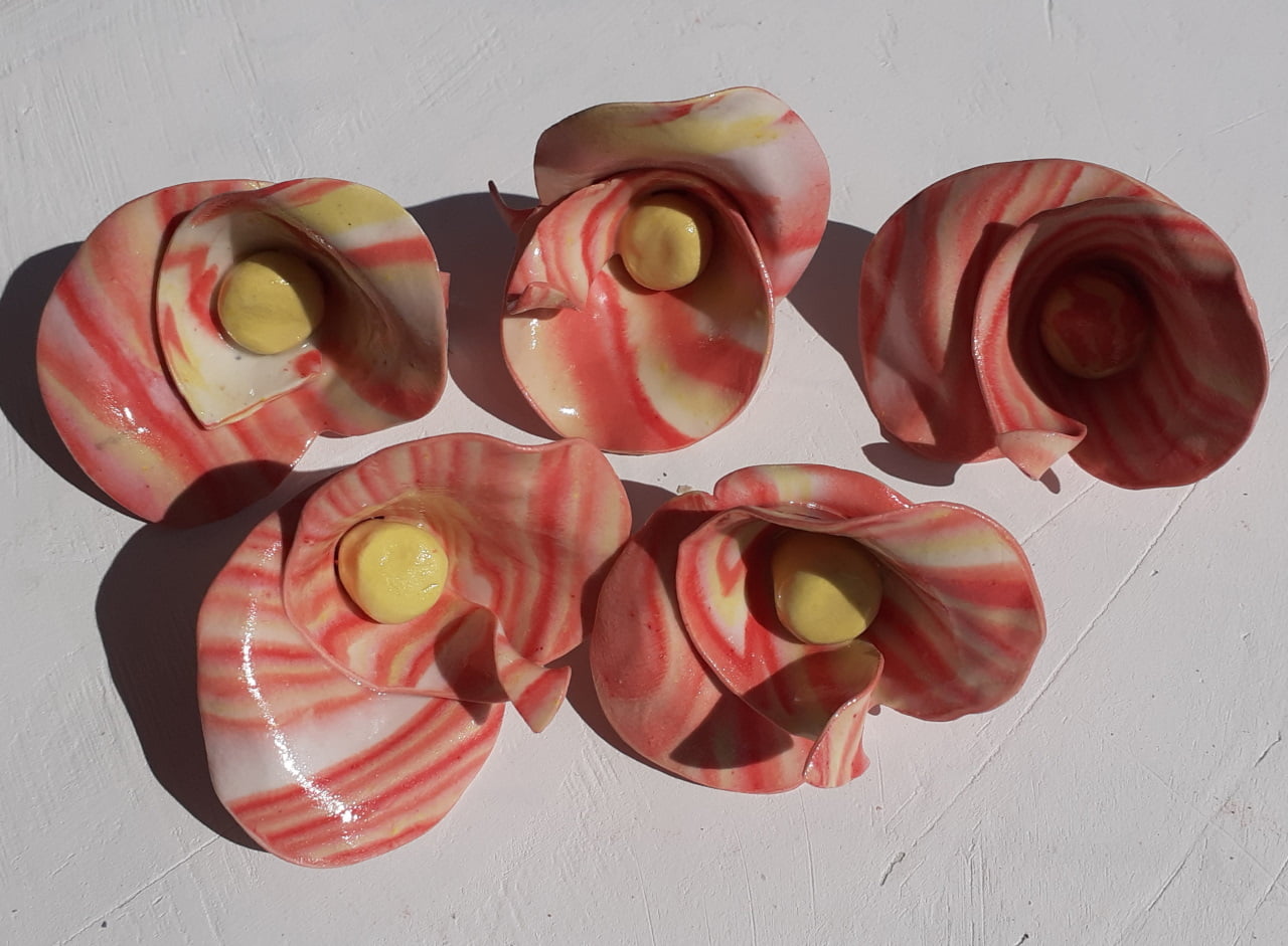 fleur-porcelaine-petite-rose-blanc-coeur-jaune Petite fleur porcelaine spiralée rouge, rose, blanc, jaune – Image 1
