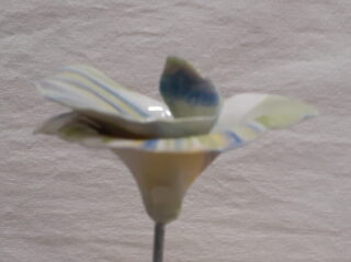 Petite fleur porcelaine spiralée ciel, pistache, blanc – Image 3