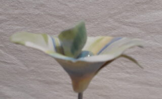 Petite fleur porcelaine spiralée ciel, pistache, blanc – Image 2