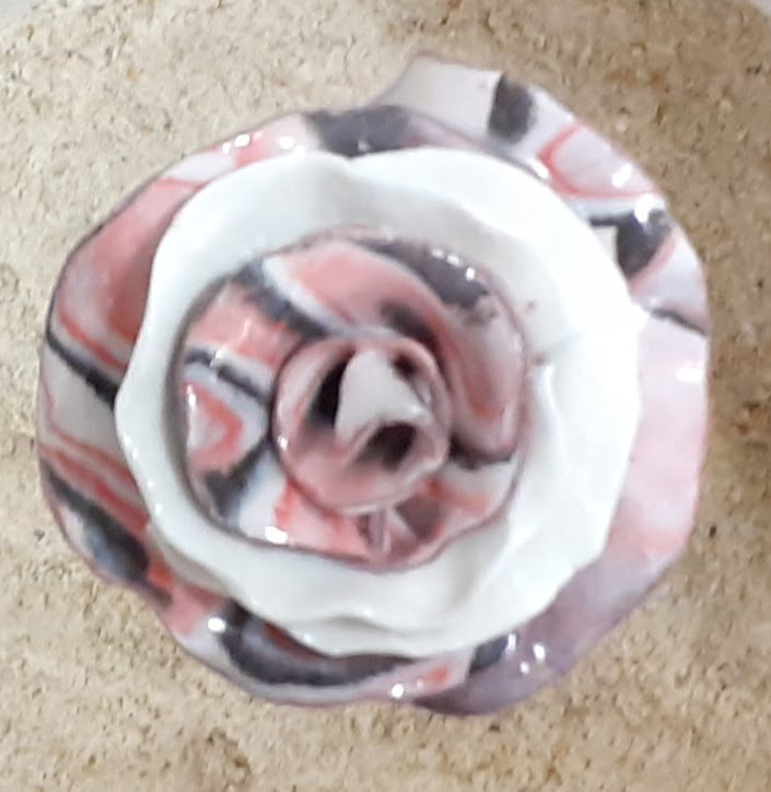 fleur-porcelaine-rose-grande-blanc-imprimé-nériage-rose-blanc-noir-gris Grande fleur porcelaine rouge, noir, blanc – Image 1