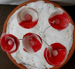 Petite fleur porcelaine ronde rouge et blanc – Image 3