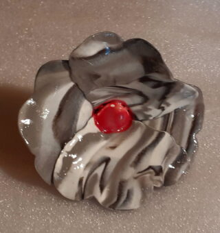 Grande fleur porcelaine pavot rouge, noir, blanc, gris