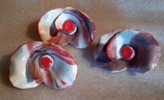 Petite fleur porcelaine spiralée rose, rouge, gris, noir – Image 3