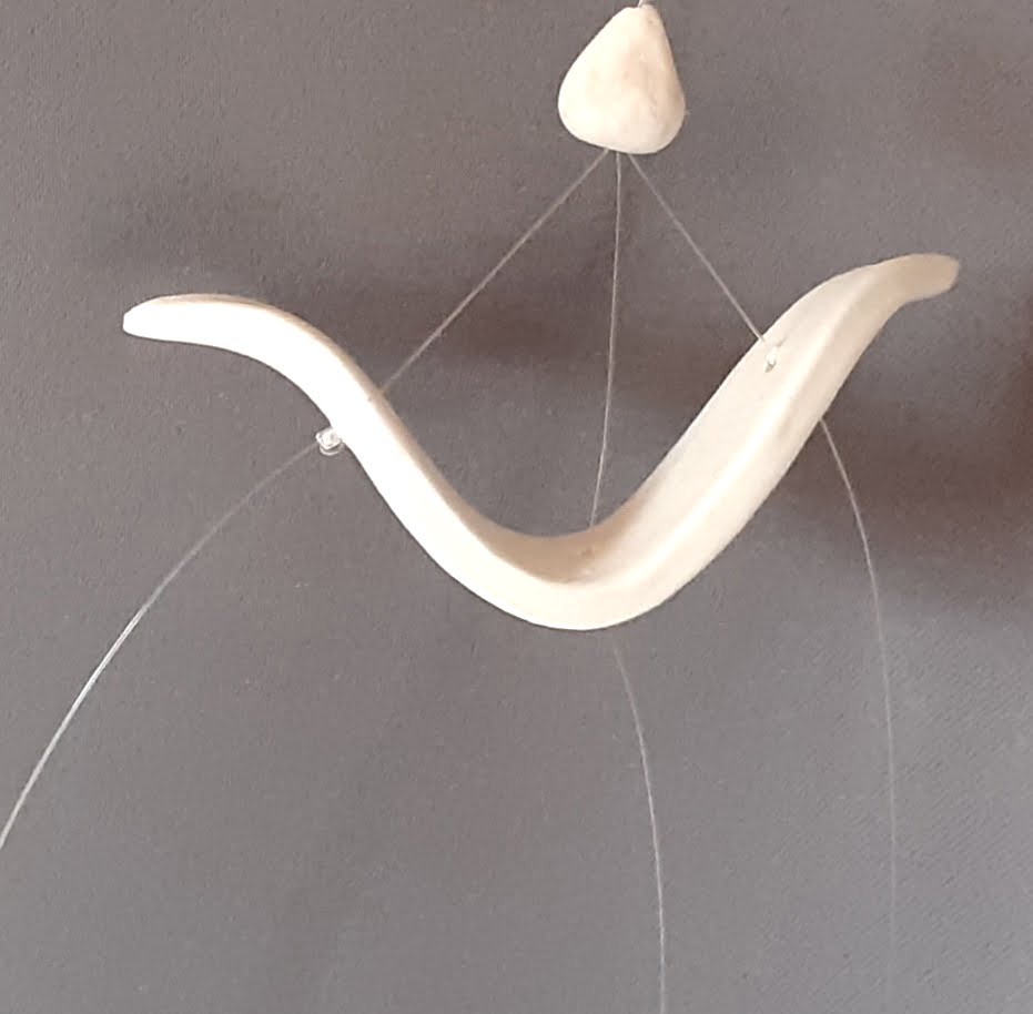 Support-porcelaine-envol-3-fils Support oiseau mobile carillon à vent – Image 1
