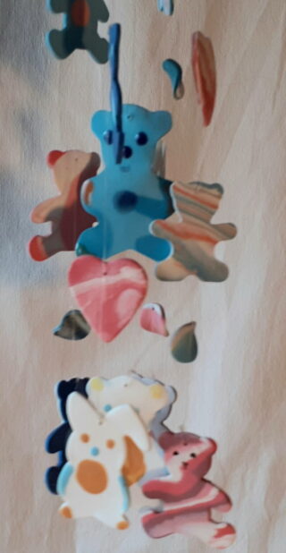 Mobile Carillon porcelaine nounours, lapin, cœur, rose, bleu – Image 3