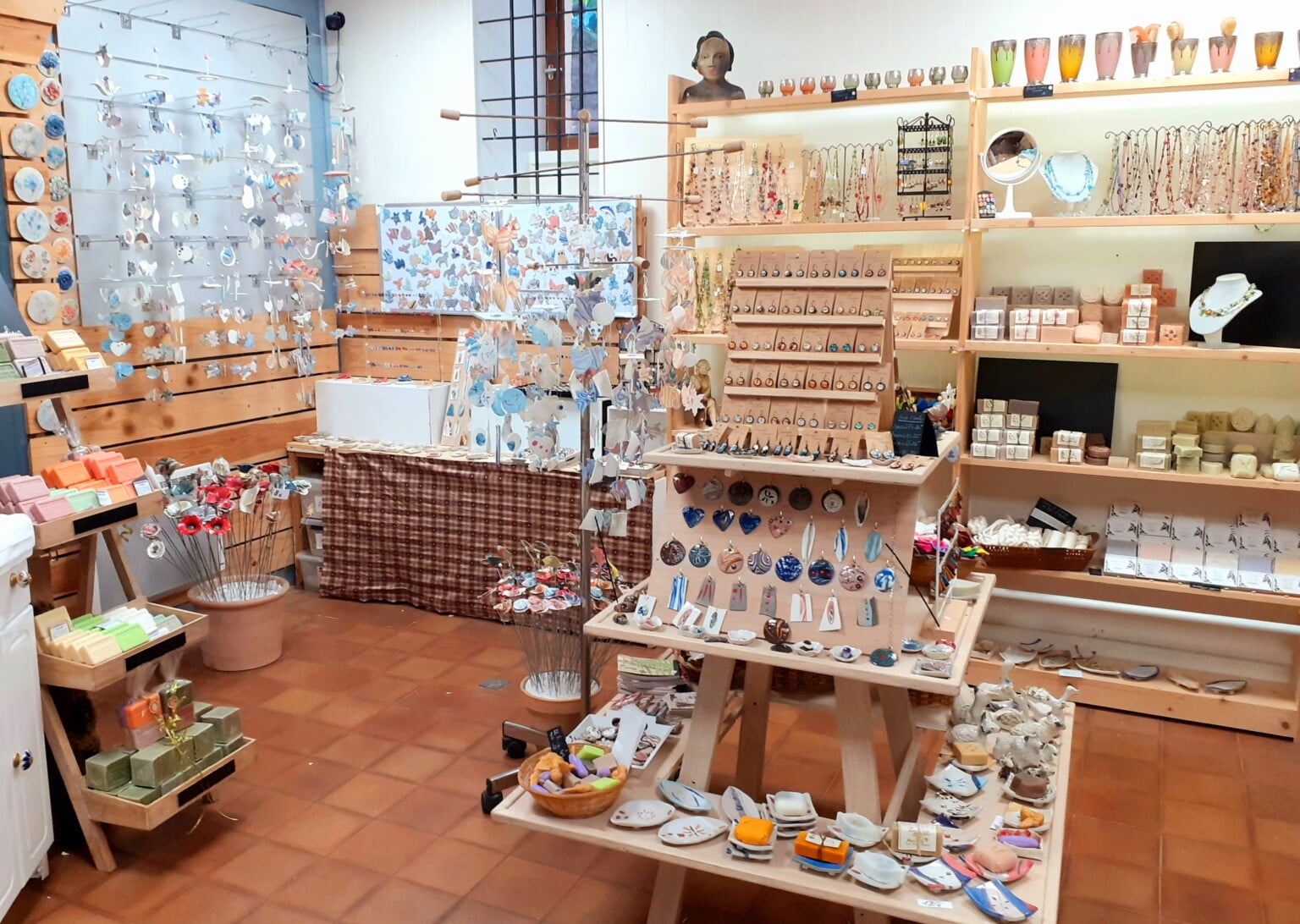 Le Chant du Vent carillon à vent bijoux et fleurs en porcelaine blanche