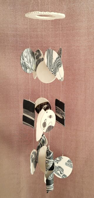 Mobile Carillon porcelaine, noir, blanc, planètes, arbres, oiseaux, dessins