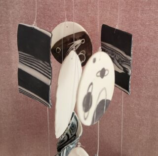 Mobile Carillon porcelaine, noir, blanc, planètes, arbres, oiseaux, dessins – Image 3