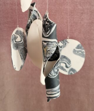 Mobile Carillon porcelaine, noir, blanc, planètes, arbres, oiseaux, dessins – Image 4