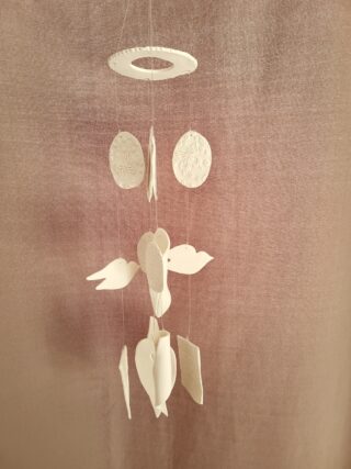 Mobile Carillon porcelaine, blanc, papillons, hirondelles, arbres, empreintes