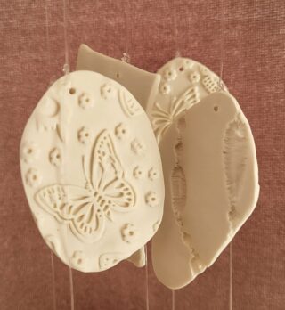 Mobile Carillon porcelaine, blanc, papillons, hirondelles, arbres, empreintes – Image 4