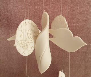 Mobile Carillon porcelaine, blanc, papillons, hirondelles, arbres, empreintes – Image 3
