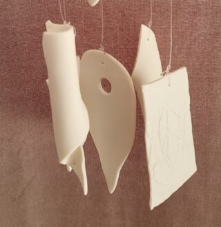 Mobile Carillon porcelaine, blanc, papillons, hirondelles, arbres, empreintes – Image 2
