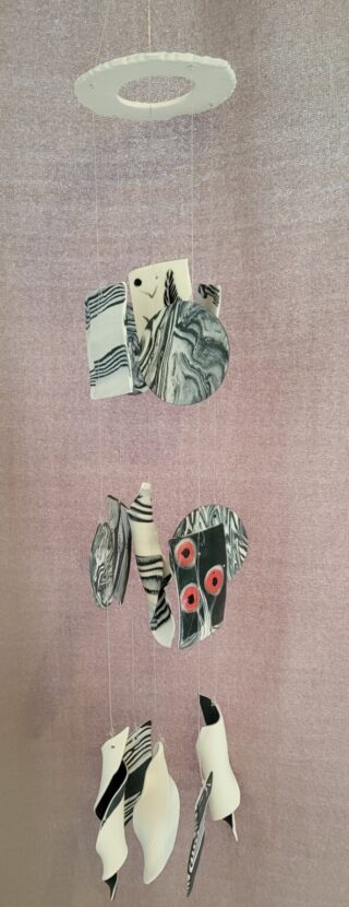 Mobile Carillon porcelaine, noir, blanc, rouge, arbres, oiseaux, dessins