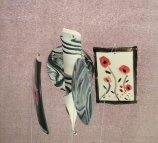 Mobile Carillon porcelaine, noir, blanc, rouge, arbres, oiseaux, dessins – Image 4