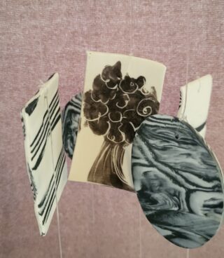 Mobile Carillon porcelaine, noir, blanc, rouge, arbres, oiseaux, dessins – Image 3