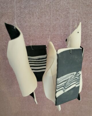 Mobile Carillon porcelaine, noir, blanc, rouge, arbres, oiseaux, dessins – Image 2