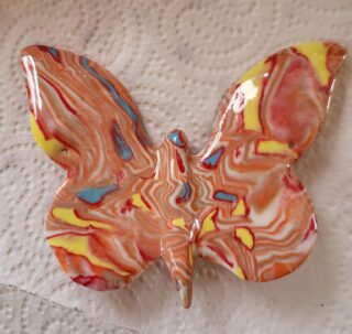 Papillon suspendu orange, bleu, jaune en porcelaine
