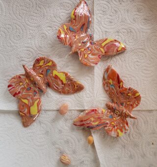 Papillon suspendu orange, bleu, jaune en porcelaine – Image 2