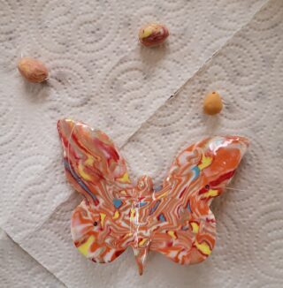 Papillon suspendu orange, bleu, jaune en porcelaine – Image 3