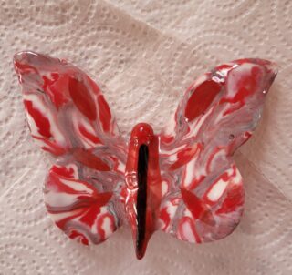 Papillon suspendu rouge,gris, noir  en porcelaine