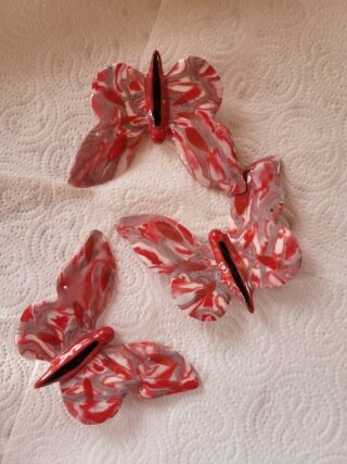 Papillon suspendu rouge,gris, noir  en porcelaine – Image 3
