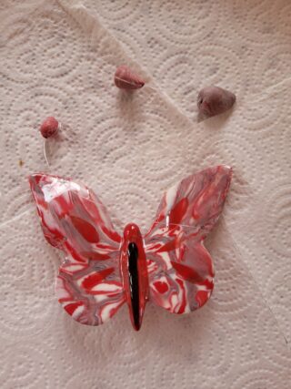 Papillon suspendu rouge,gris, noir  en porcelaine – Image 2